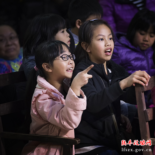 《看大戲》 袁鷹 攝